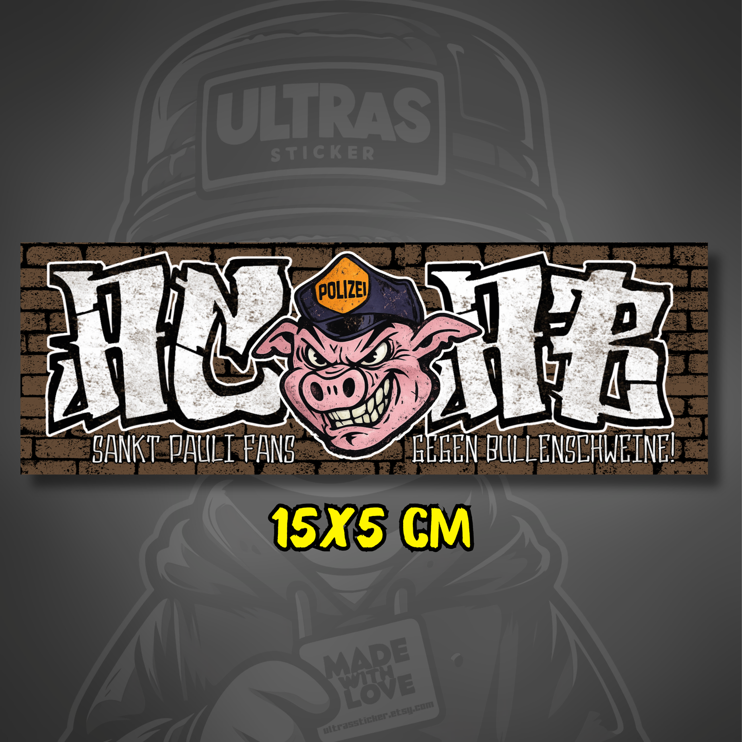 St.-Pauli-Aufkleber im Querformat mit ACAB-Schriftzug, Schweinekopf mit Polizeimütze und Text ‚Sankt Pauli Fans gegen Bullenschweine!‘ vor Ziegelwand-Hintergrund.