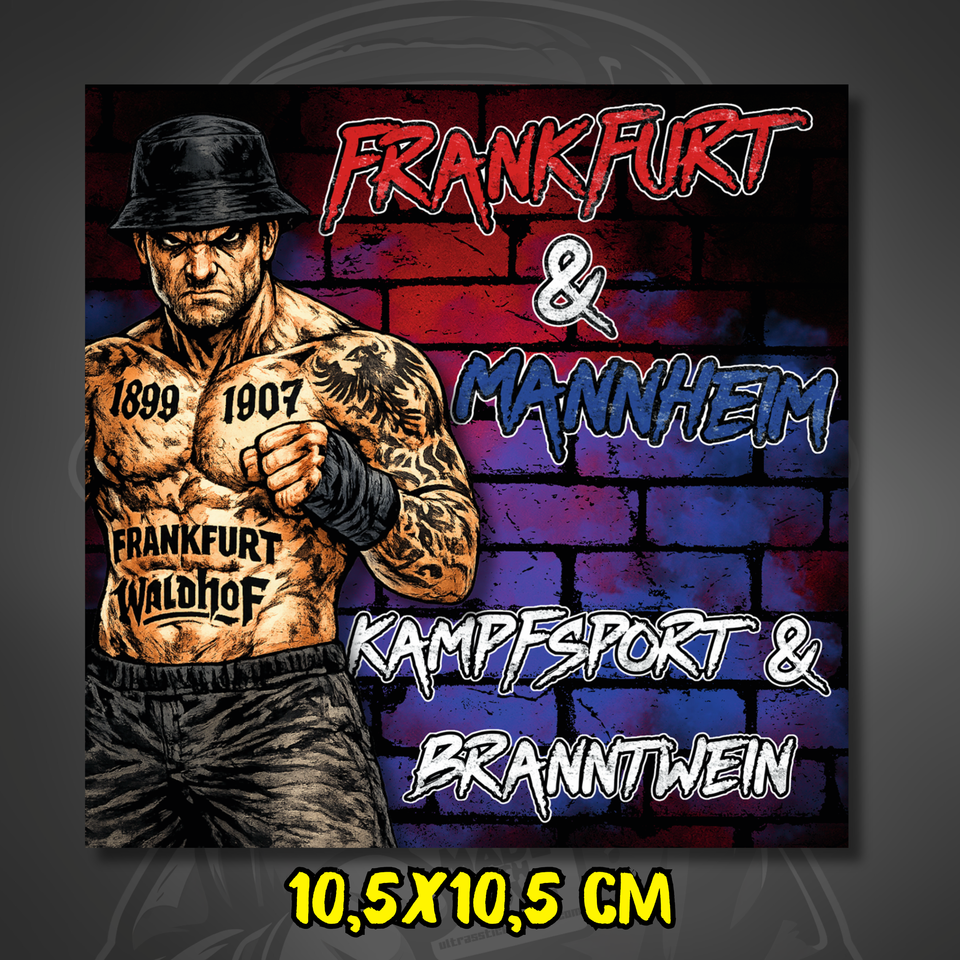 Aufkleber mit der Aufschrift ‚Frankfurt & Mannheim – Kampfsport & Branntwein‘, tätowierter Figur vor rot-blauem Mauer-Hintergrund.“