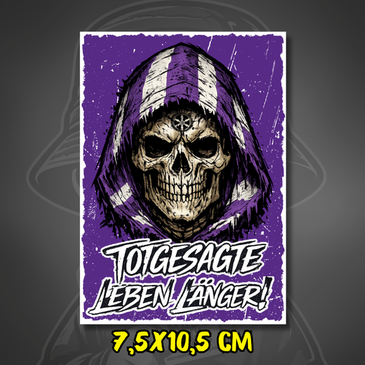 Osnabrück Aufkleber mit Totenkopf im Kapuzenlook und dem Schriftzug ‚Totgesagte leben länger‘ in lila-weißem Design im Ultras Stil.